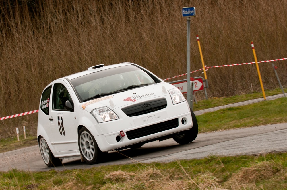 Frank Nielsen og Per Brodersen runder et skarpt hjørne i rallytesten i Ans
(Foto: rallypics.dk)